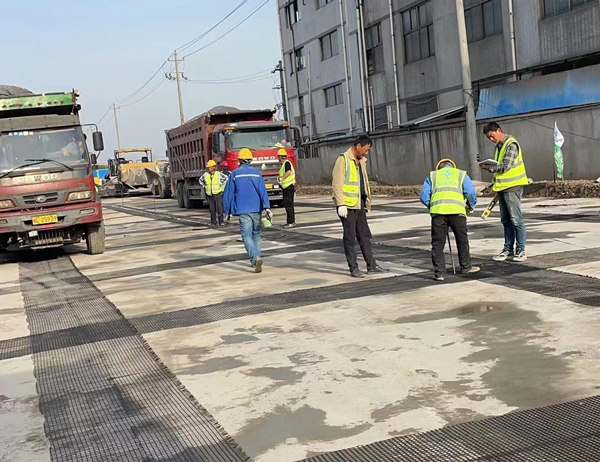 曲水老材料的新故事：玻璃纤维土工格栅如何在‘白改黑’浪潮中重获新生？